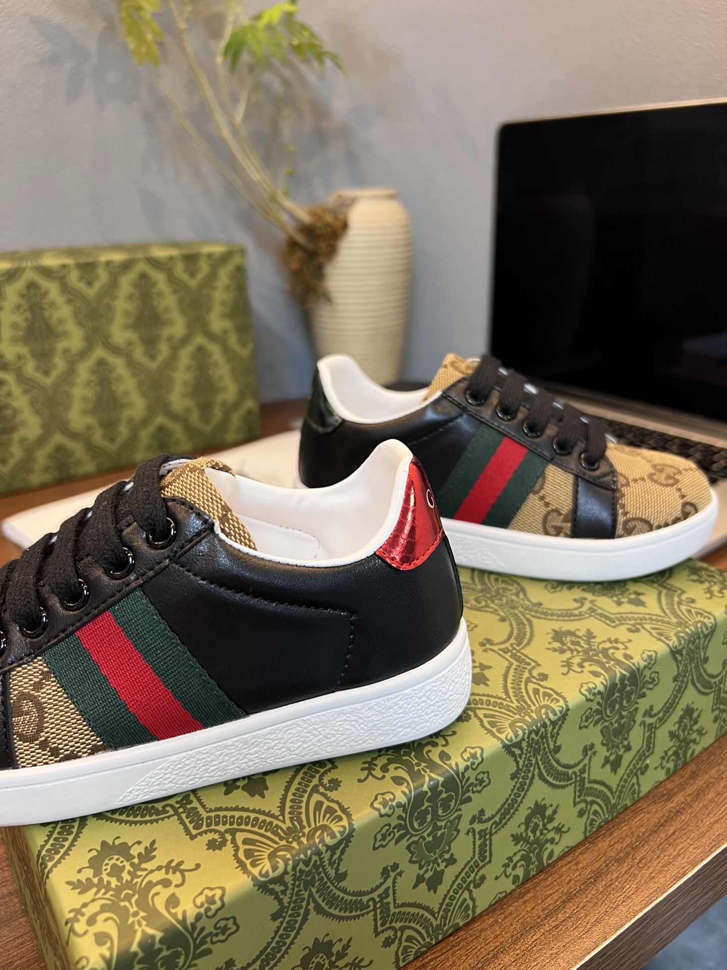 Children's shoes child